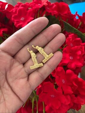 Gold Statue of Liberty New York Stud Earrings - Gold Tone